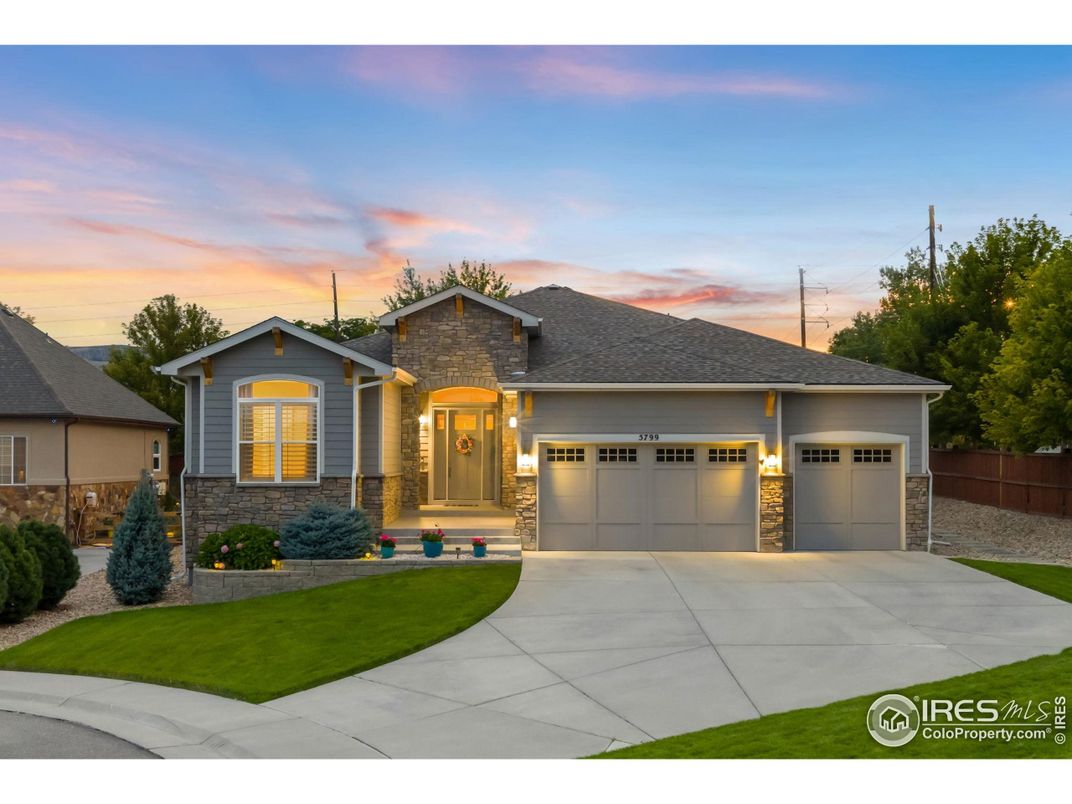 Attached, Exterior, Facade, Ranch