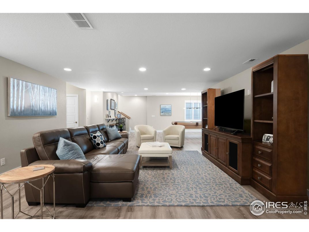 Fitness Equipment, Interior, Living room, Recessed Lighting, Wood Texture Flooring