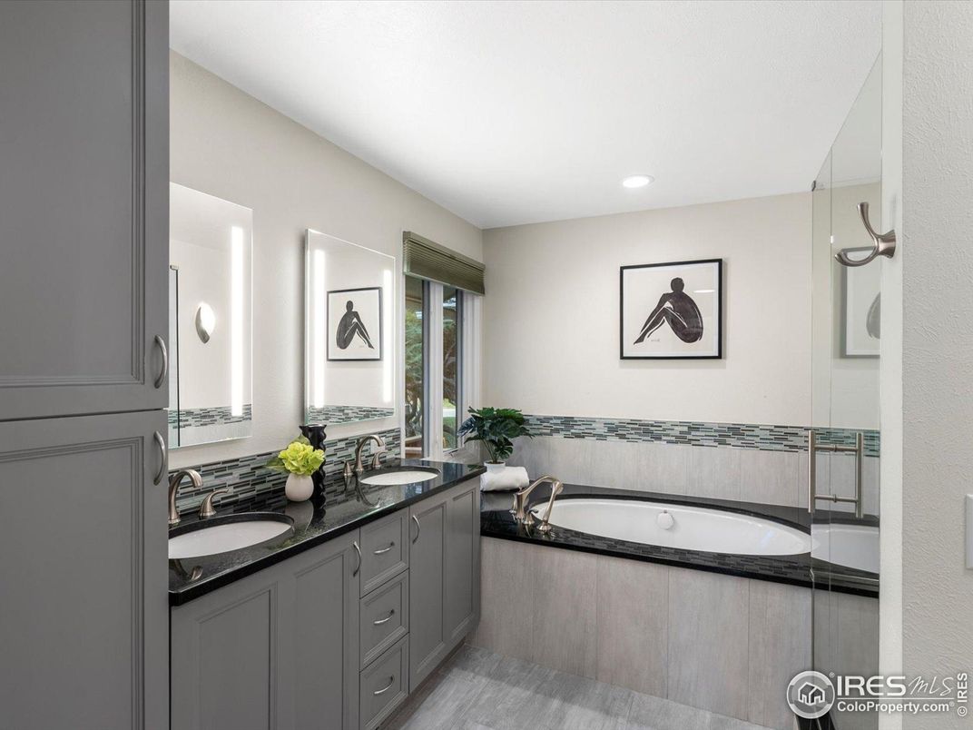 Bathroom, Dual Sink Vanities, Interior, Recessed Lighting