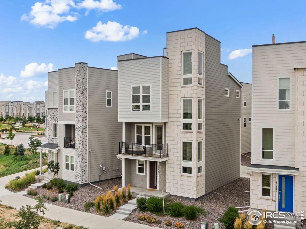 Exterior, Facade, Rowhouse