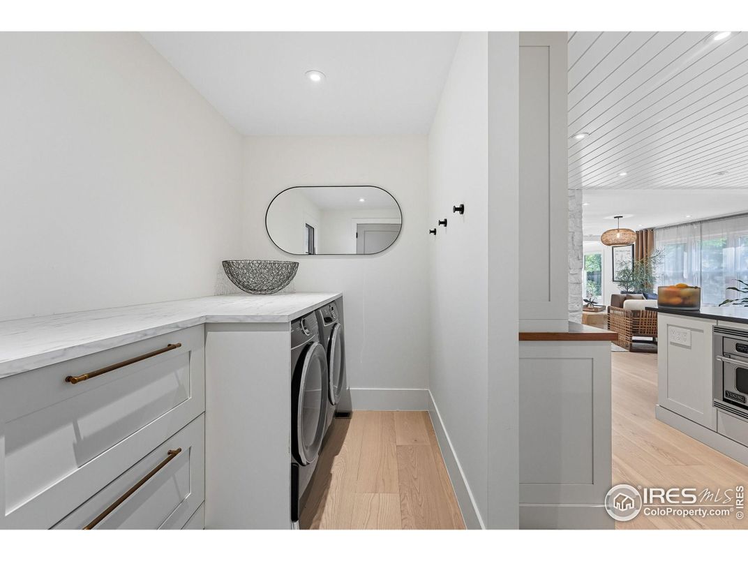 Interior, Recessed Lighting, Washer, Wood Texture Flooring