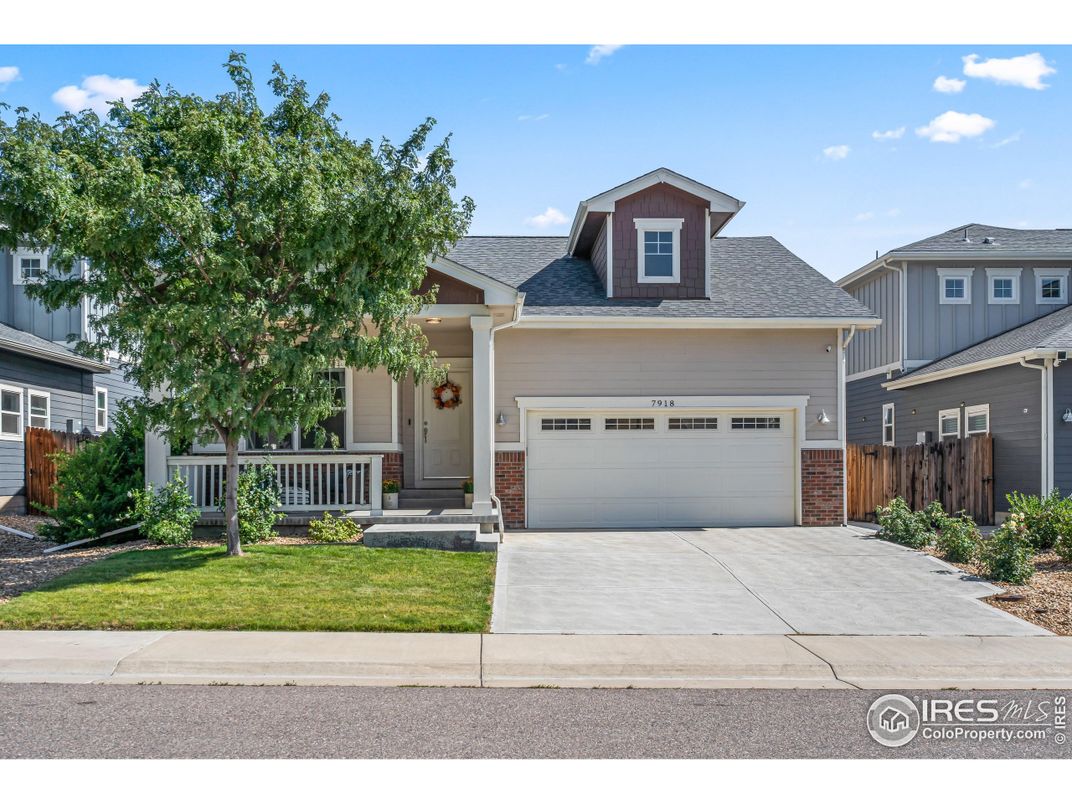 Attached, Exterior, Facade, American Craftsman