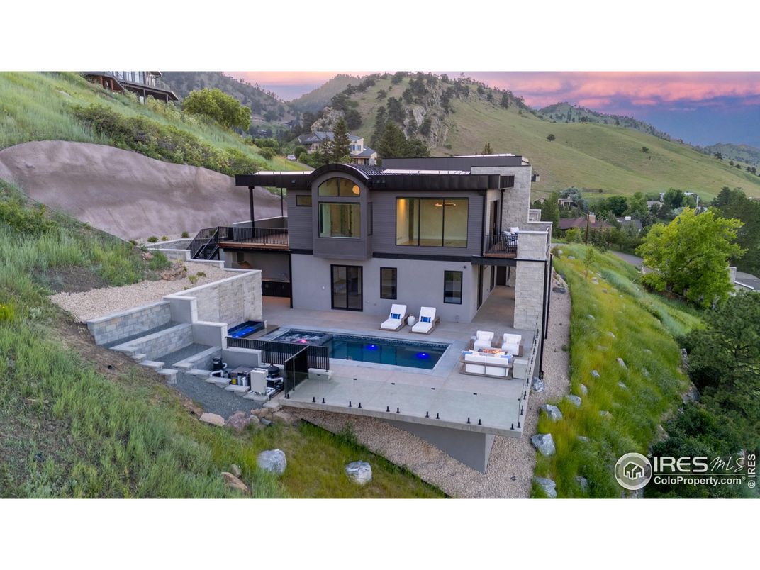 Backyard, Exterior, Facade, Pool, Modern