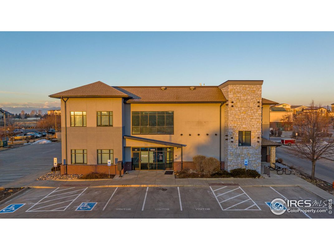 Exterior, Facade, Modern