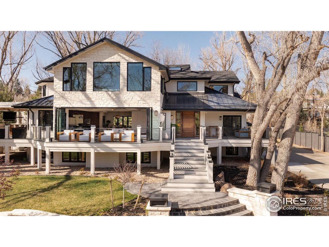 Exterior, Facade, Modern