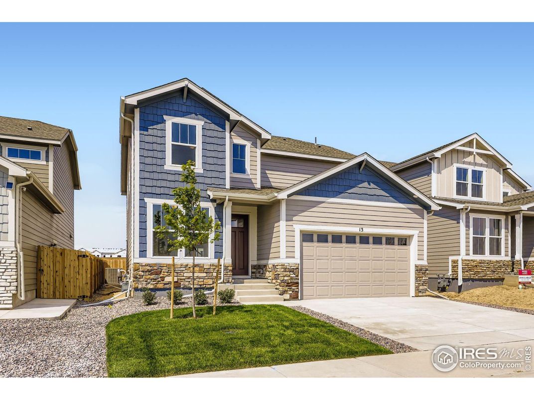 Attached, Exterior, Facade, American Craftsman