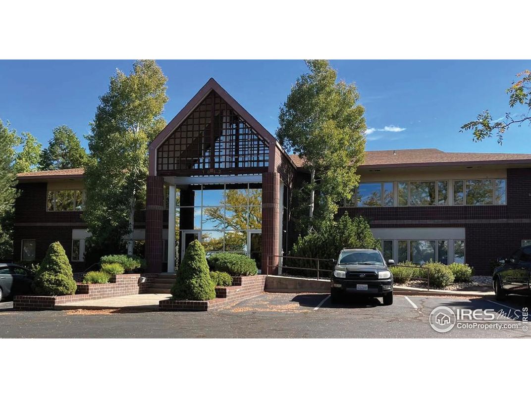 Exterior, Facade, Modern