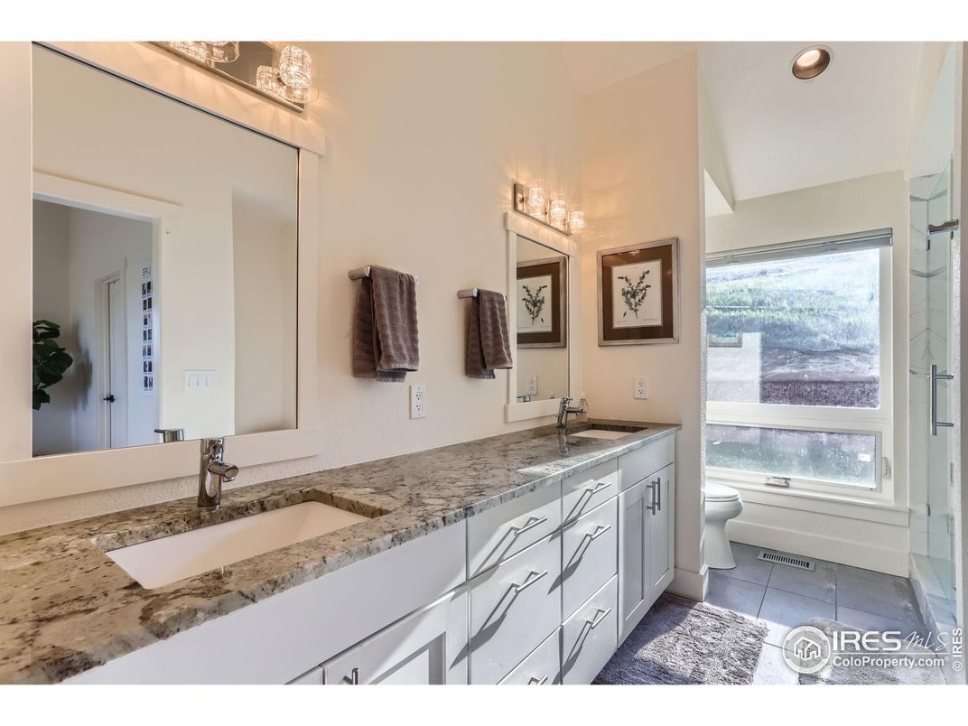 Bathroom, Dual Sink Vanities, Interior, Recessed Lighting