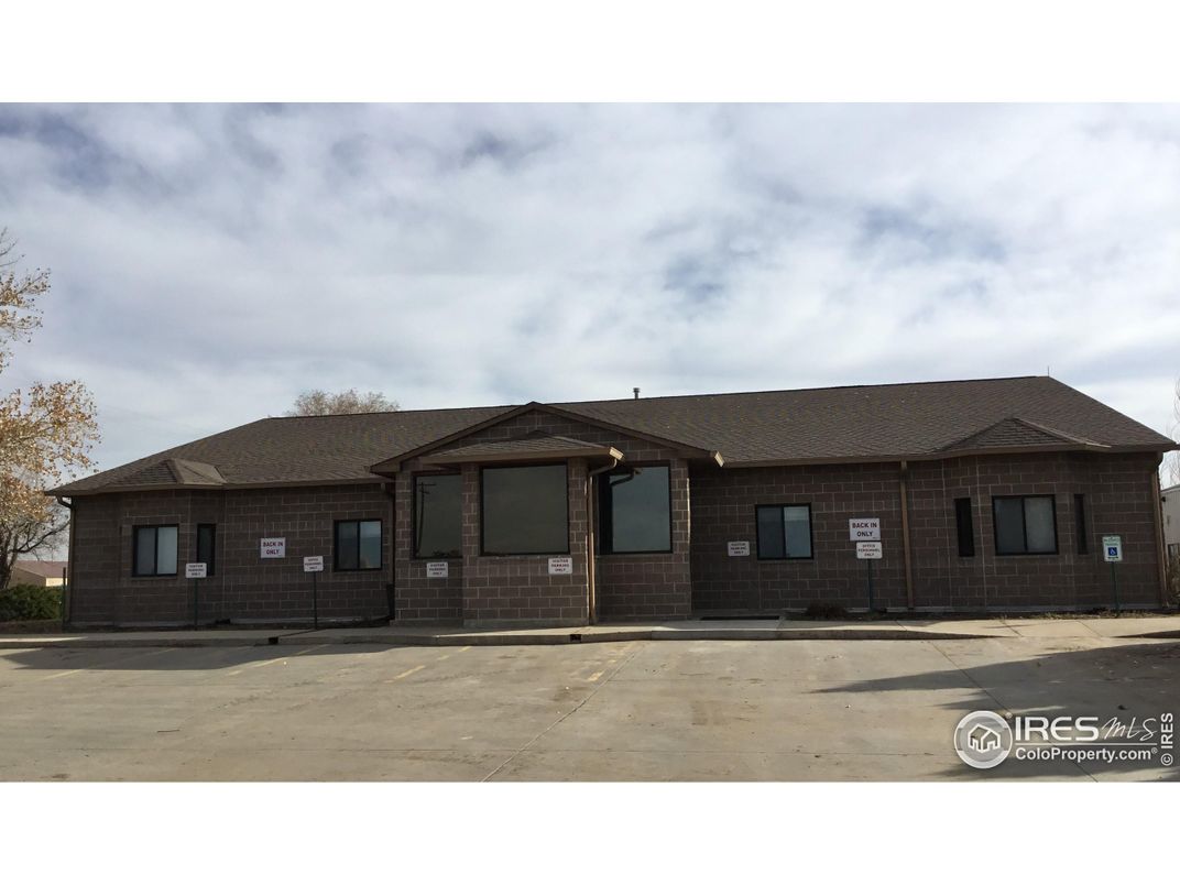 Exterior, Facade, Ranch