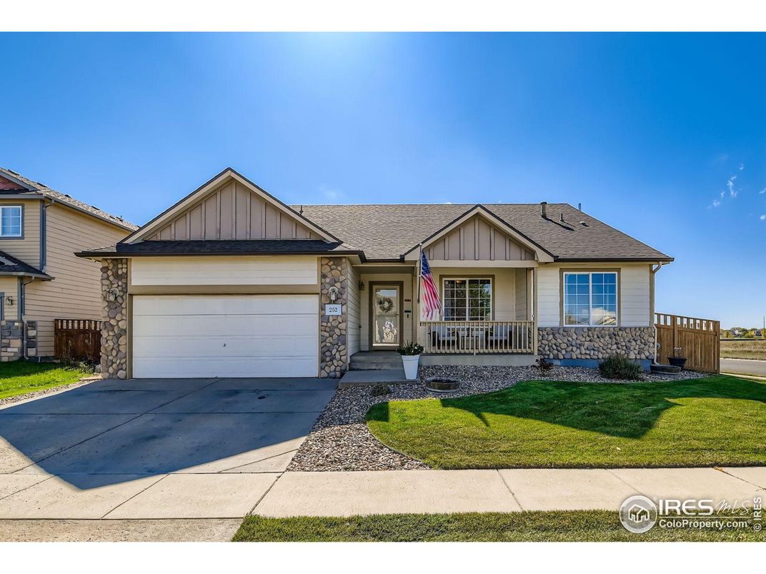 Attached, Exterior, Facade, Ranch