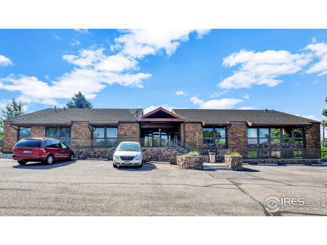 Exterior, Facade, Brick Facade, Log Home