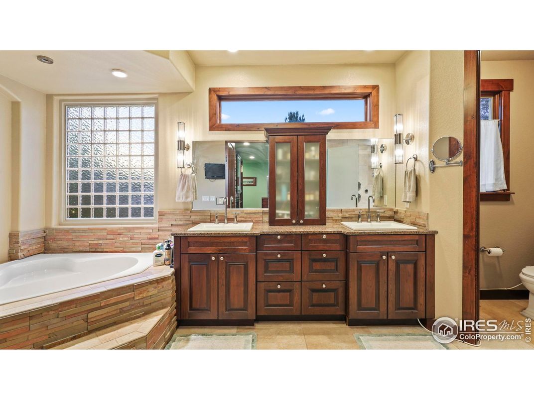 Bathroom, Dual Sink Vanities, Interior, Recessed Lighting