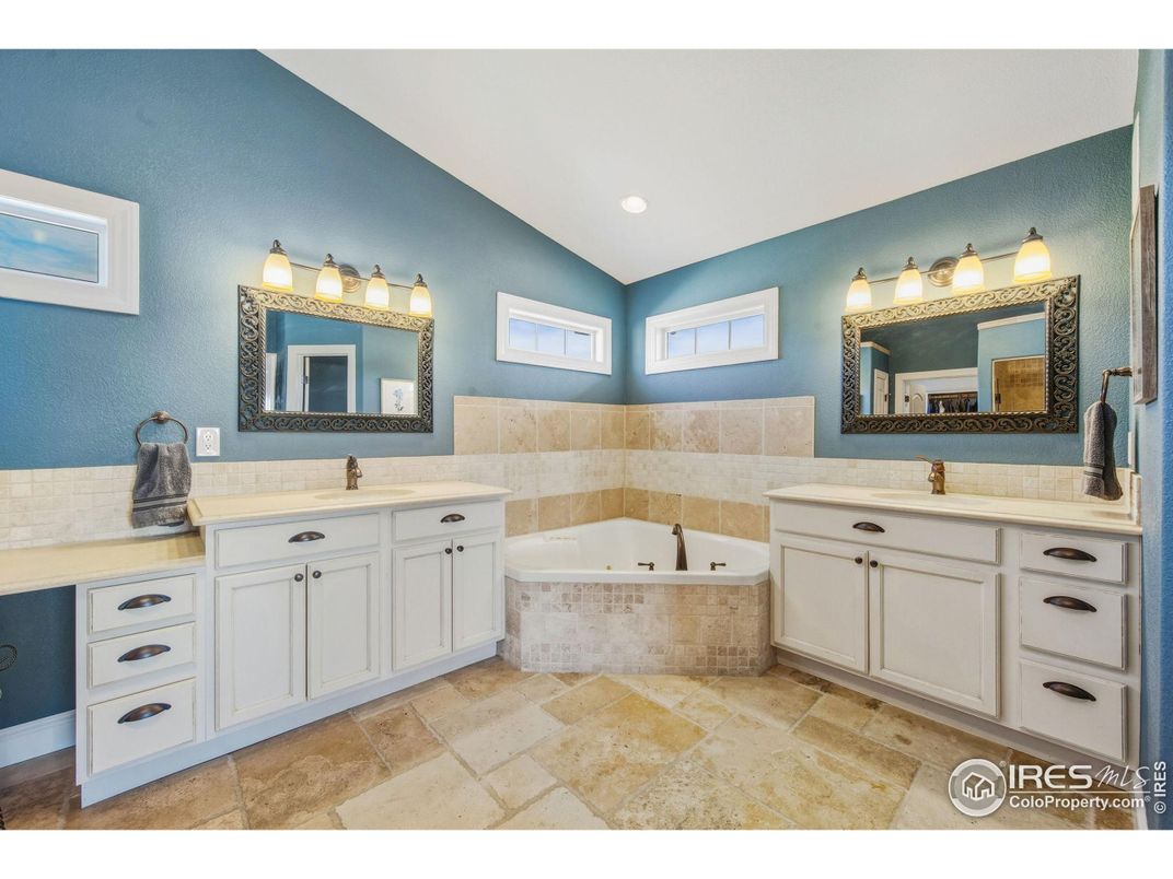 Bathroom, Dual Sink Vanities, Interior, Recessed Lighting