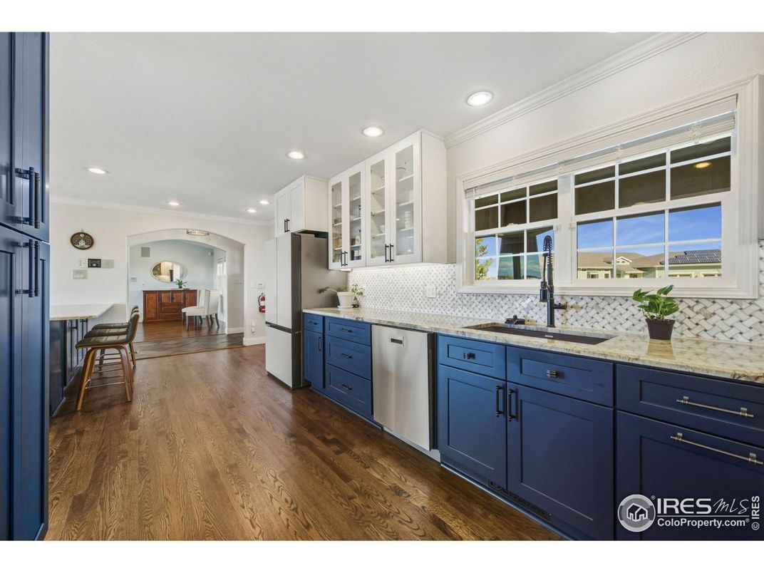 Interior, Kitchen, Recessed Lighting, Water, Wood Texture Flooring