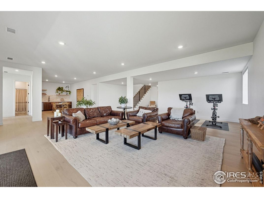 Fitness Equipment, Interior, Living room, Recessed Lighting, Wood Texture Flooring