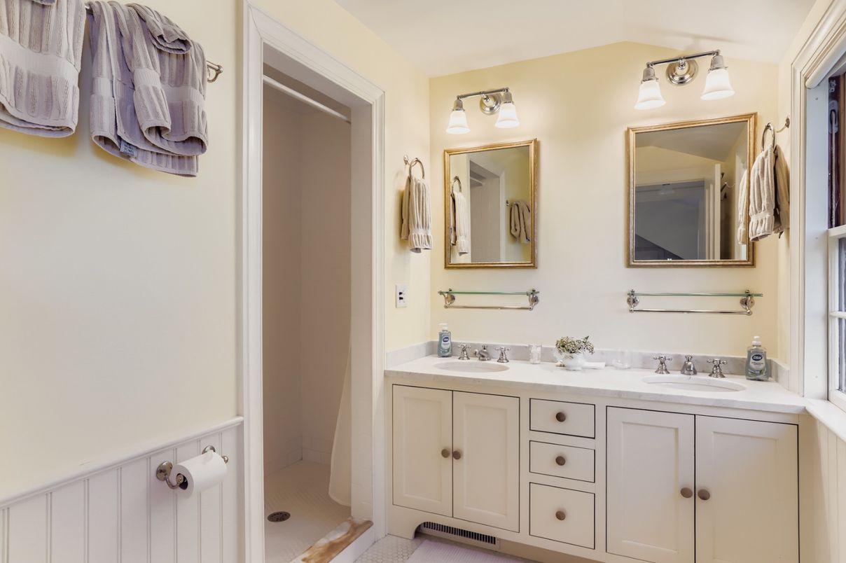 Bathroom, Dual Sink Vanities, Interior