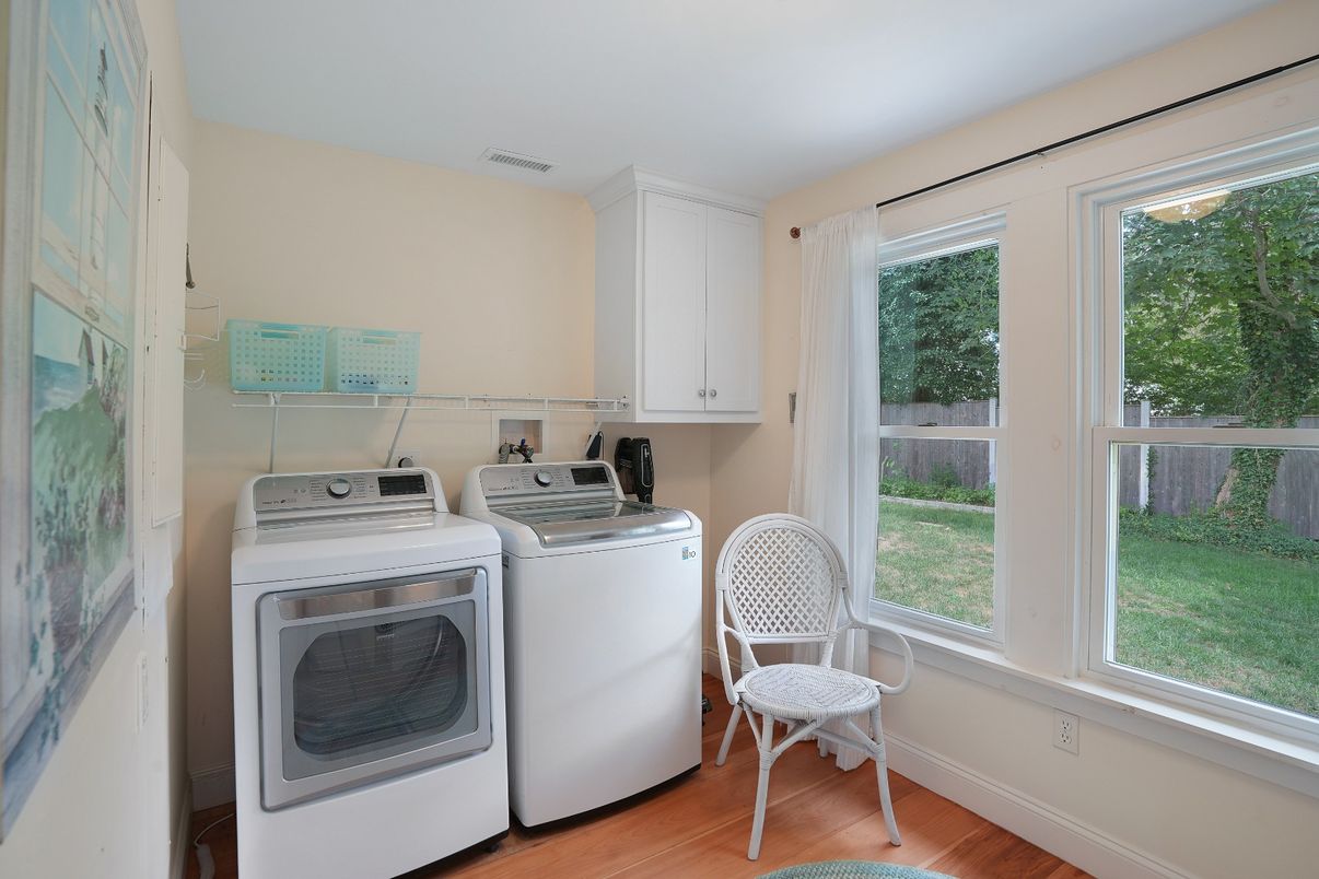 Interior, Washer, Wood Texture Flooring