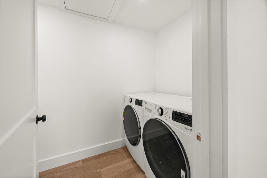 Interior, Recessed Lighting, Washer, Wood Texture Flooring