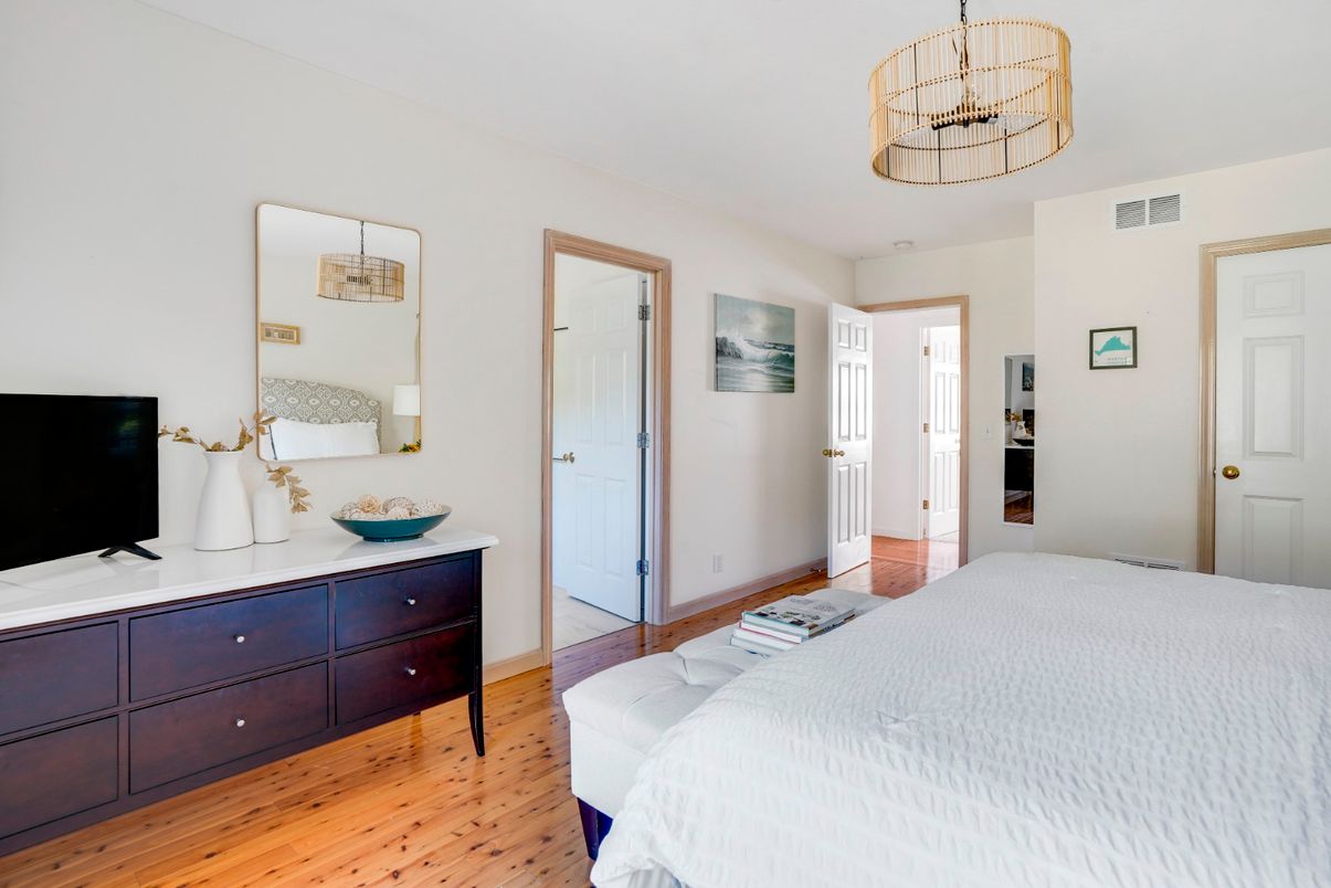 Bedroom, Interior, Pendant Lights, Wood Texture Flooring