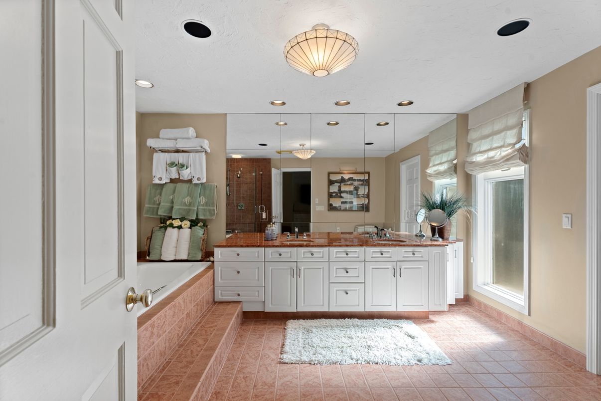 Bathroom, Dual Sink Vanities, Interior, Recessed Lighting