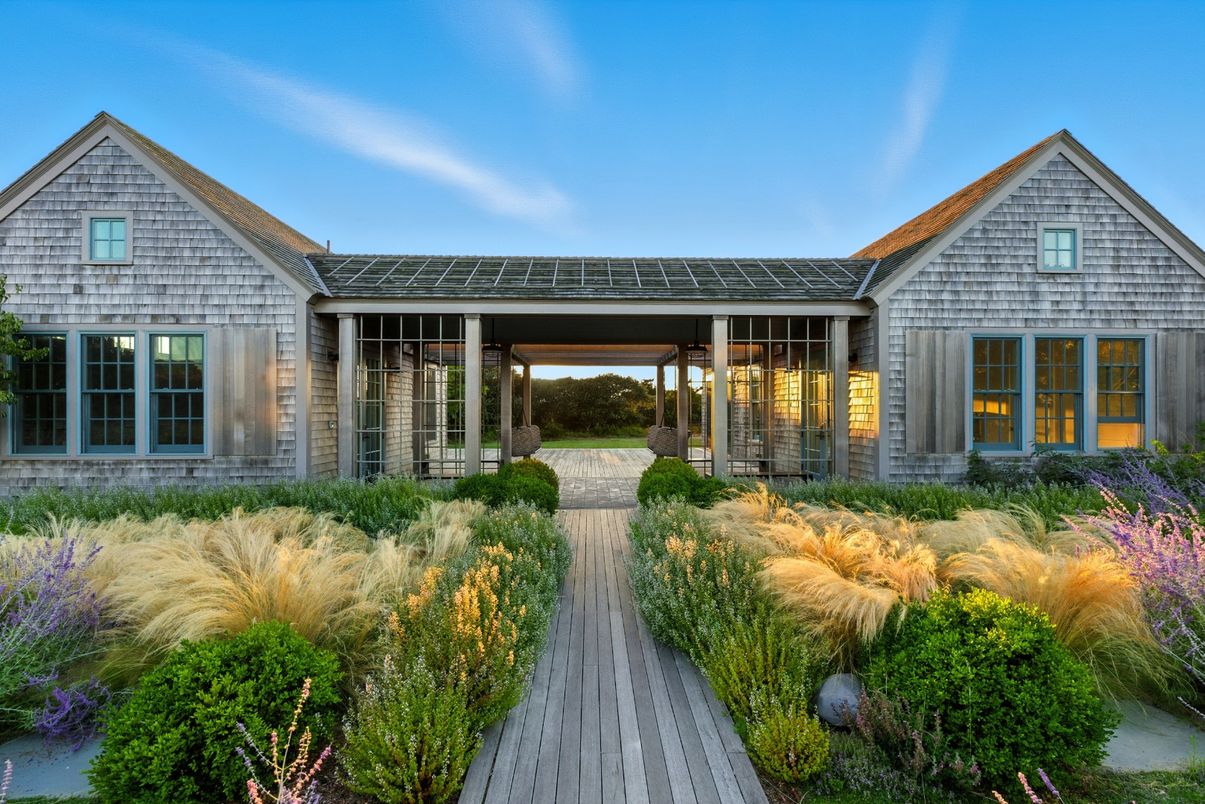 Exterior, Facade, Ranch