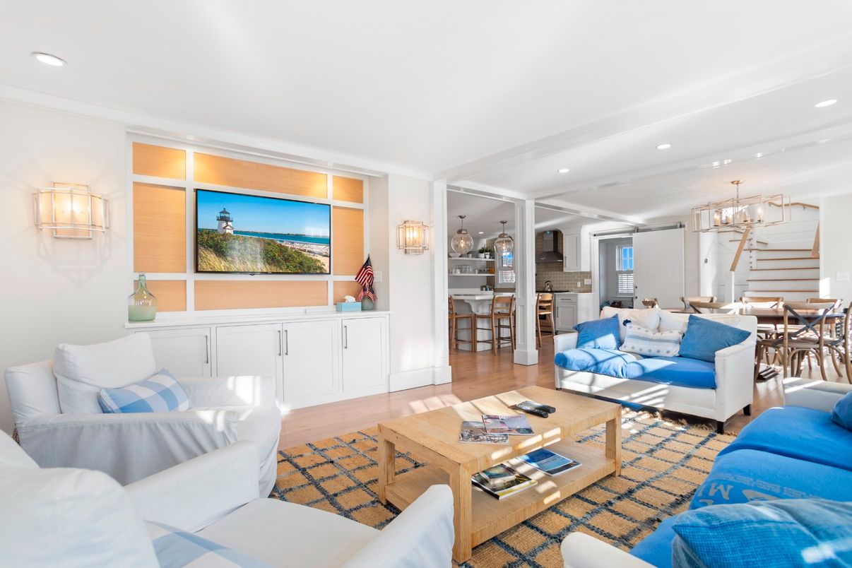 Chandelier, Dining room, Interior, Living room, Pendant Lights, Recessed Lighting, Wood Texture Flooring