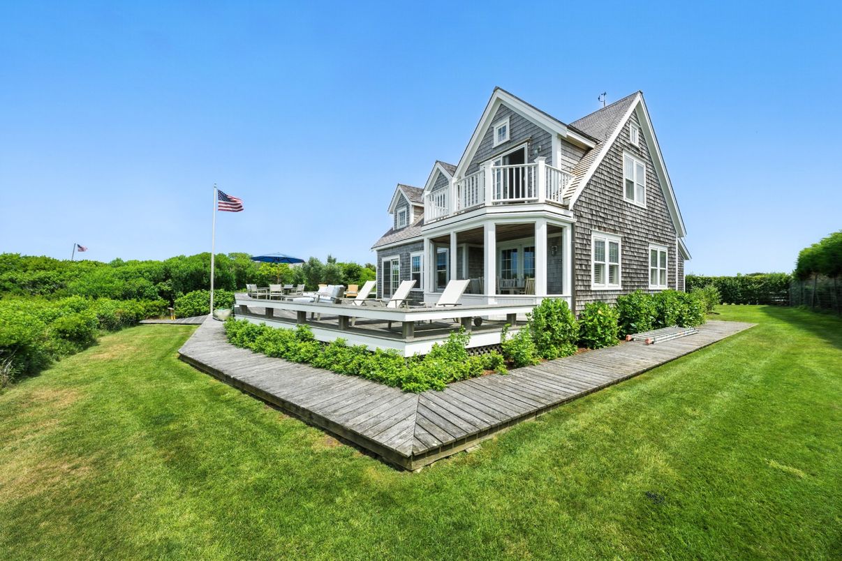 Backyard, Exterior, Facade, Queen Anne Victorian