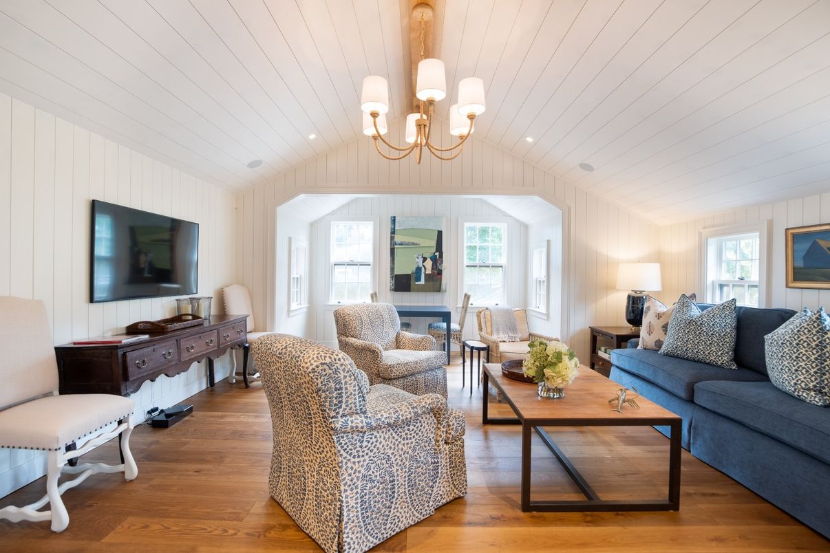 Chandelier, Interior, Living room, Recessed Lighting, Wood Texture Flooring