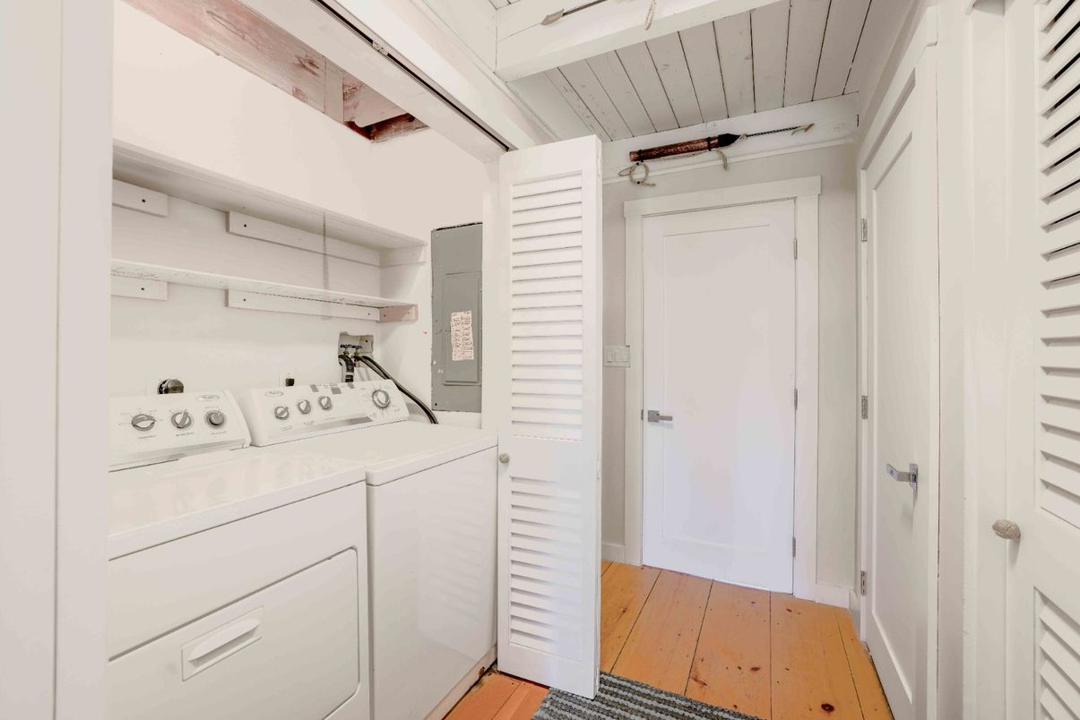 Interior, Utility Closets, Washer, Wood Texture Flooring