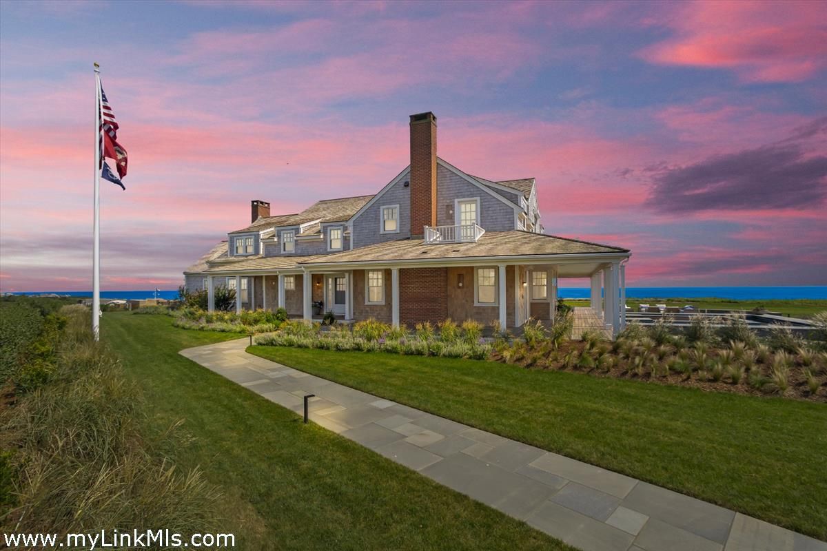 Backyard, Exterior, Facade, Brick Facade, Water, Queen Anne Victorian