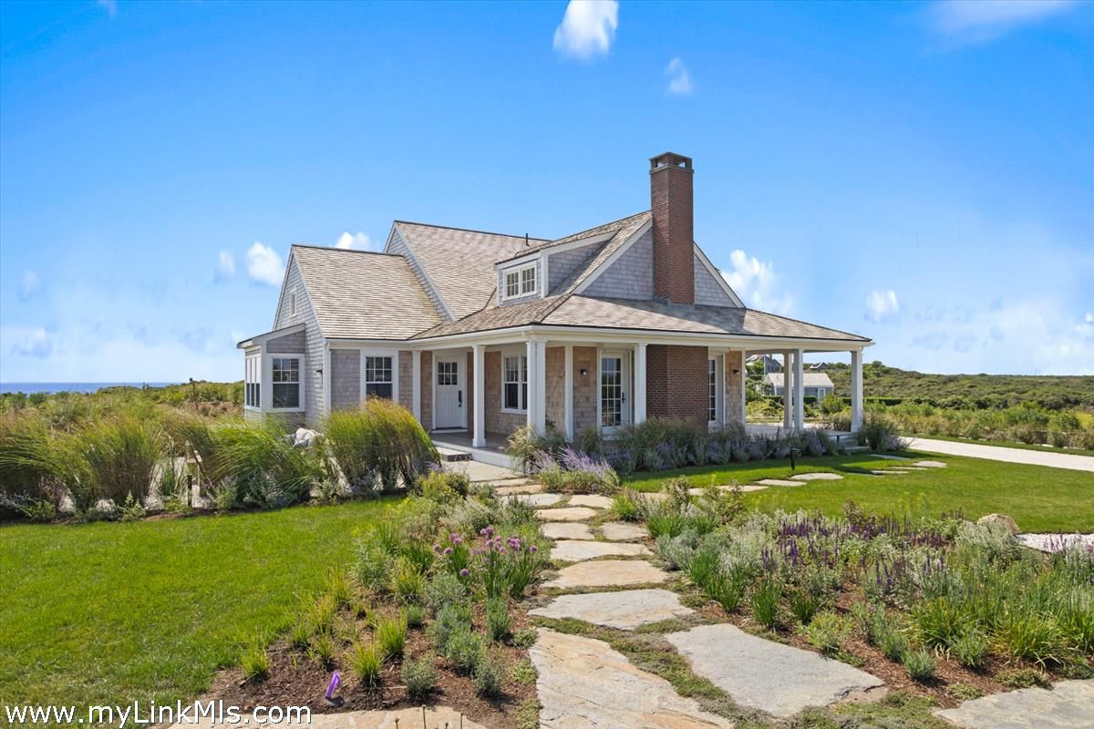 Backyard, Exterior, Facade, Queen Anne Victorian