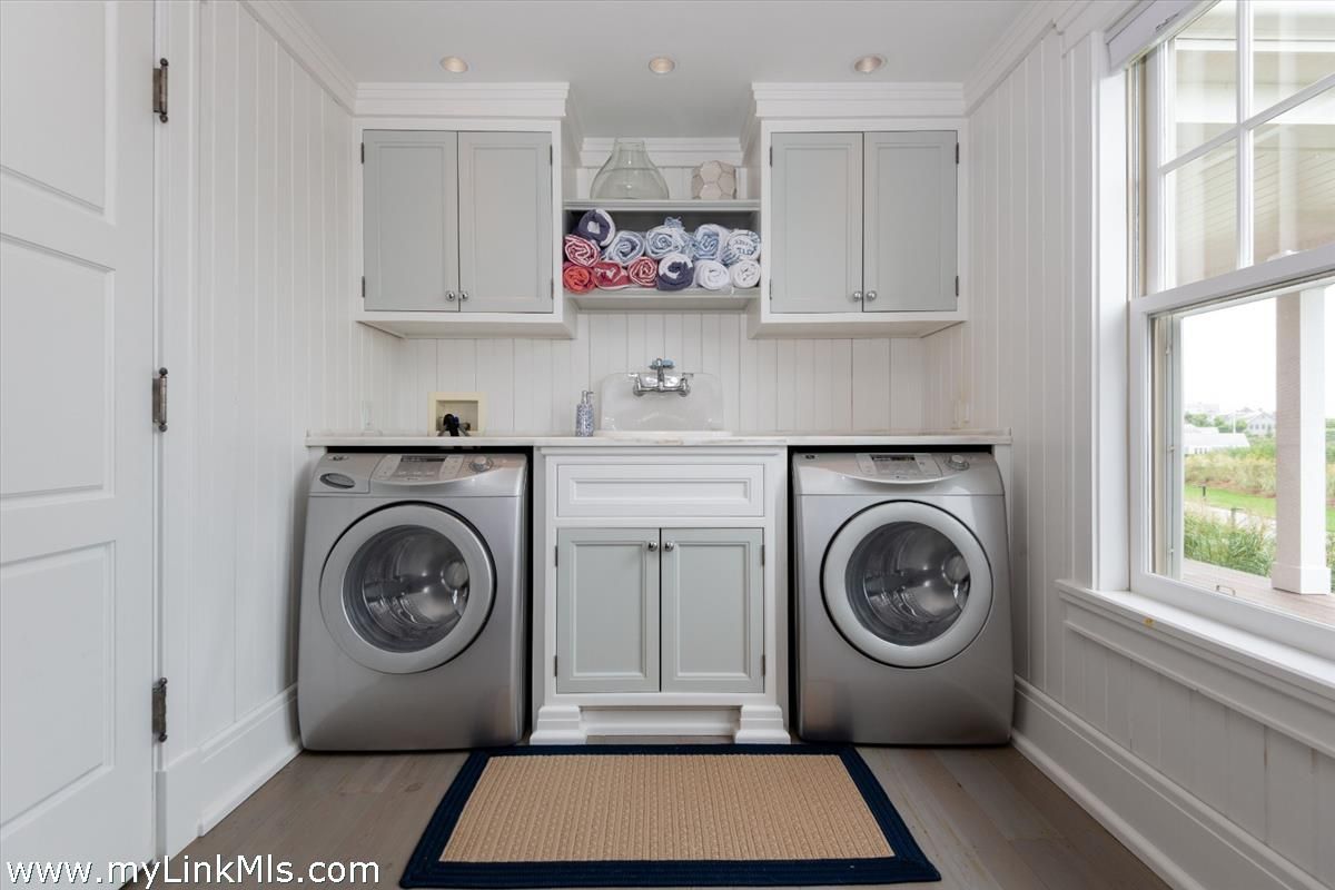 Interior, Recessed Lighting, Washer, Wood Texture Flooring