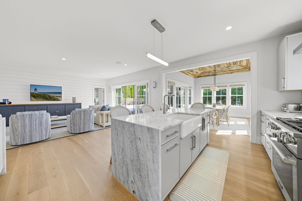 Dining room, Interior, Kitchen, Living room, Pendant Lights, Recessed Lighting, Stainless Steel Appliances, Wood Texture Flooring