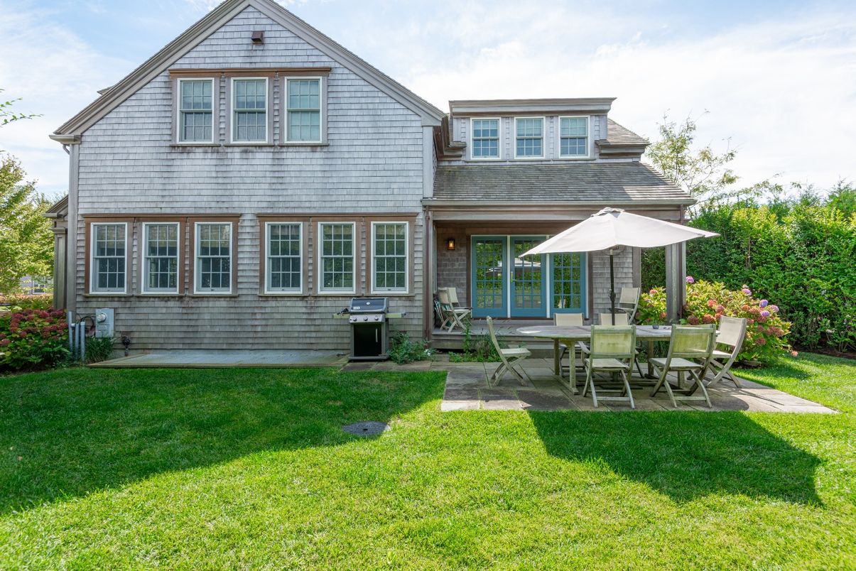 Exterior, Facade, Split Level