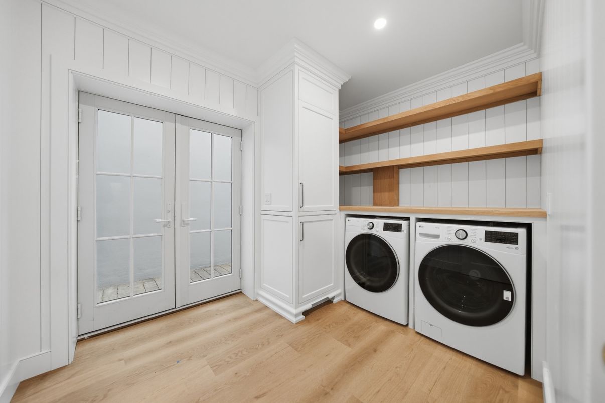 Interior, Recessed Lighting, Washer, Wood Texture Flooring