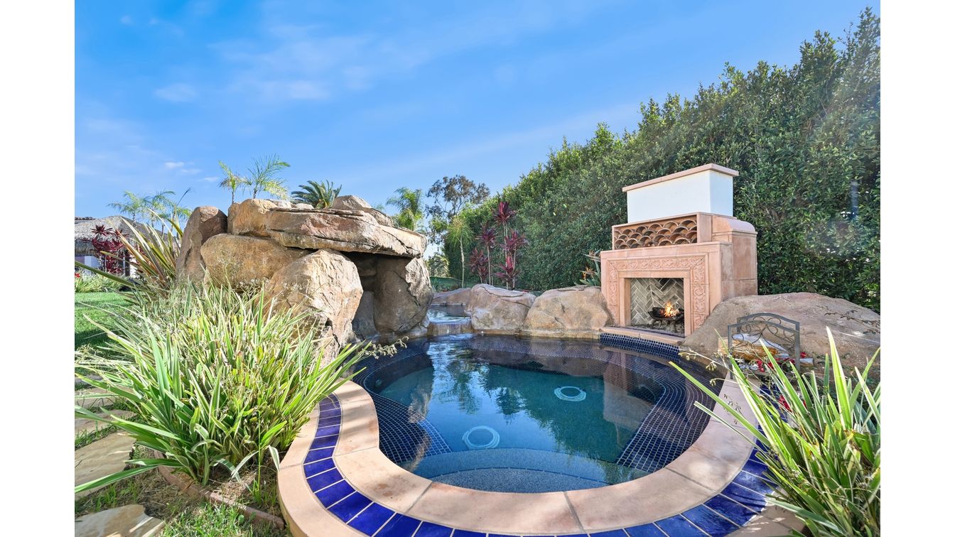 Exterior, Fireplace, Pool