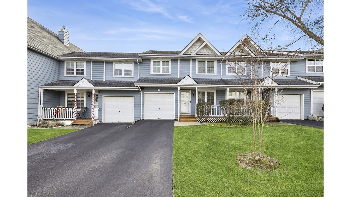 Attached, Exterior, Facade, Farmhouse