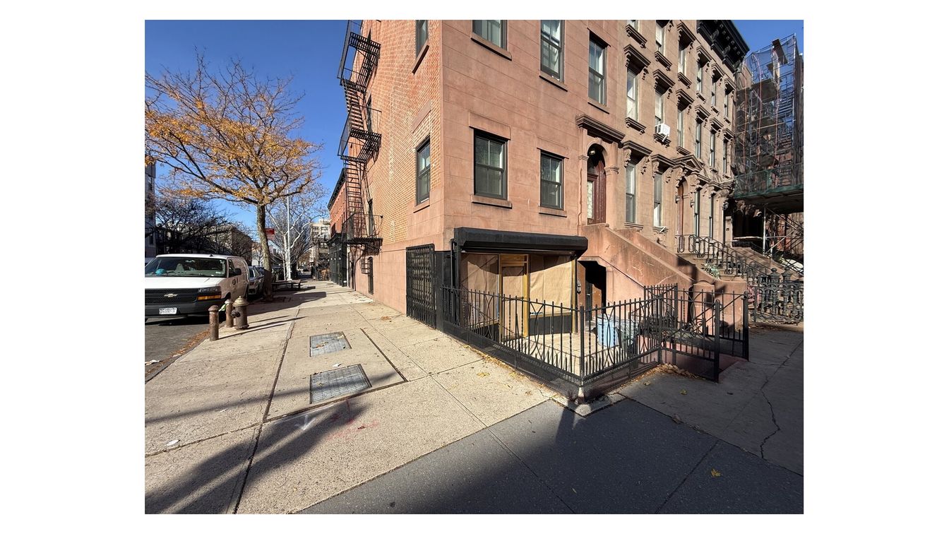 Exterior, Facade, Brownstone