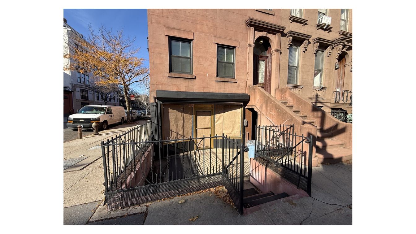 Exterior, Facade, Brownstone