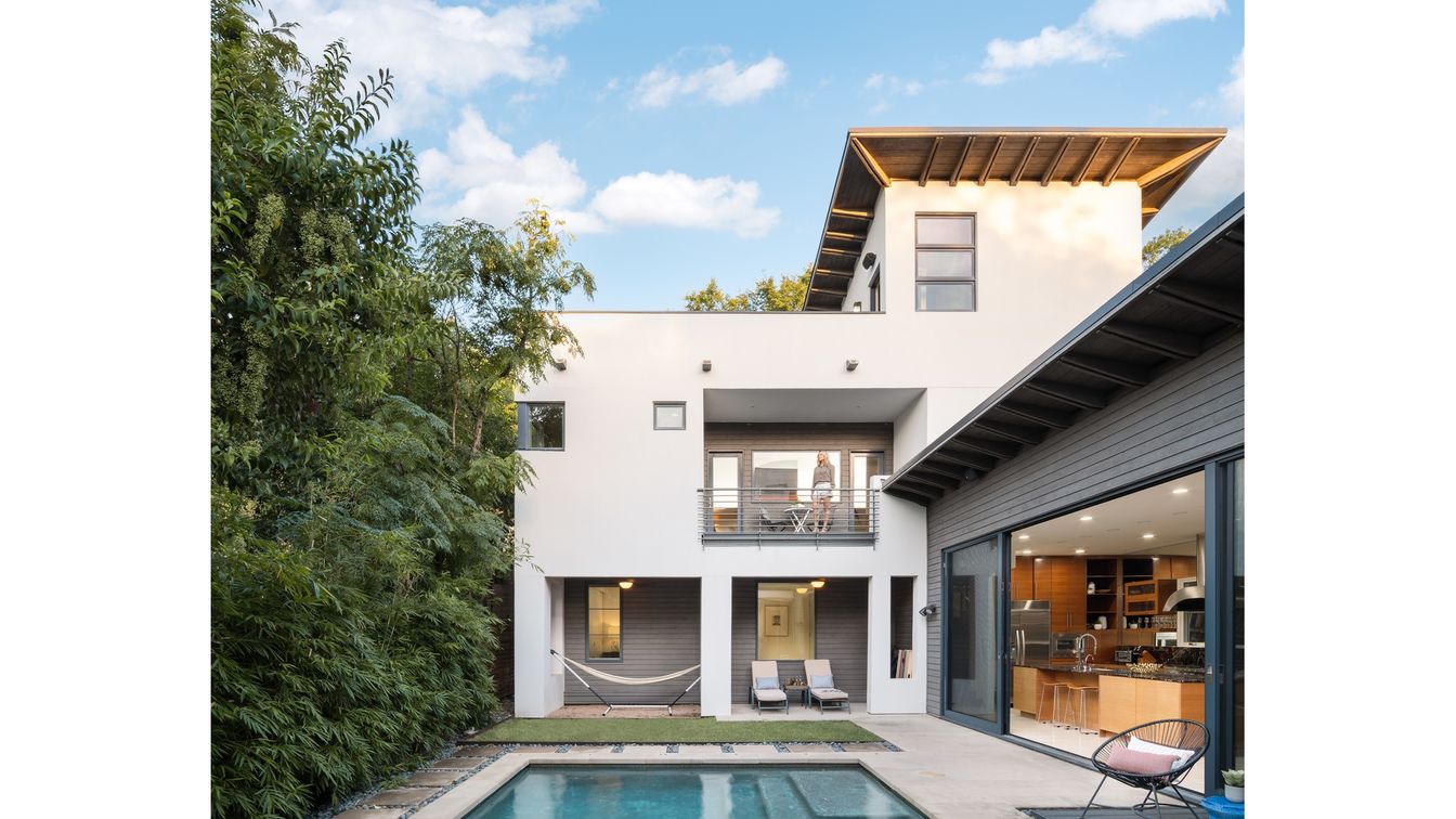 Exterior, Facade, Pool, Modern