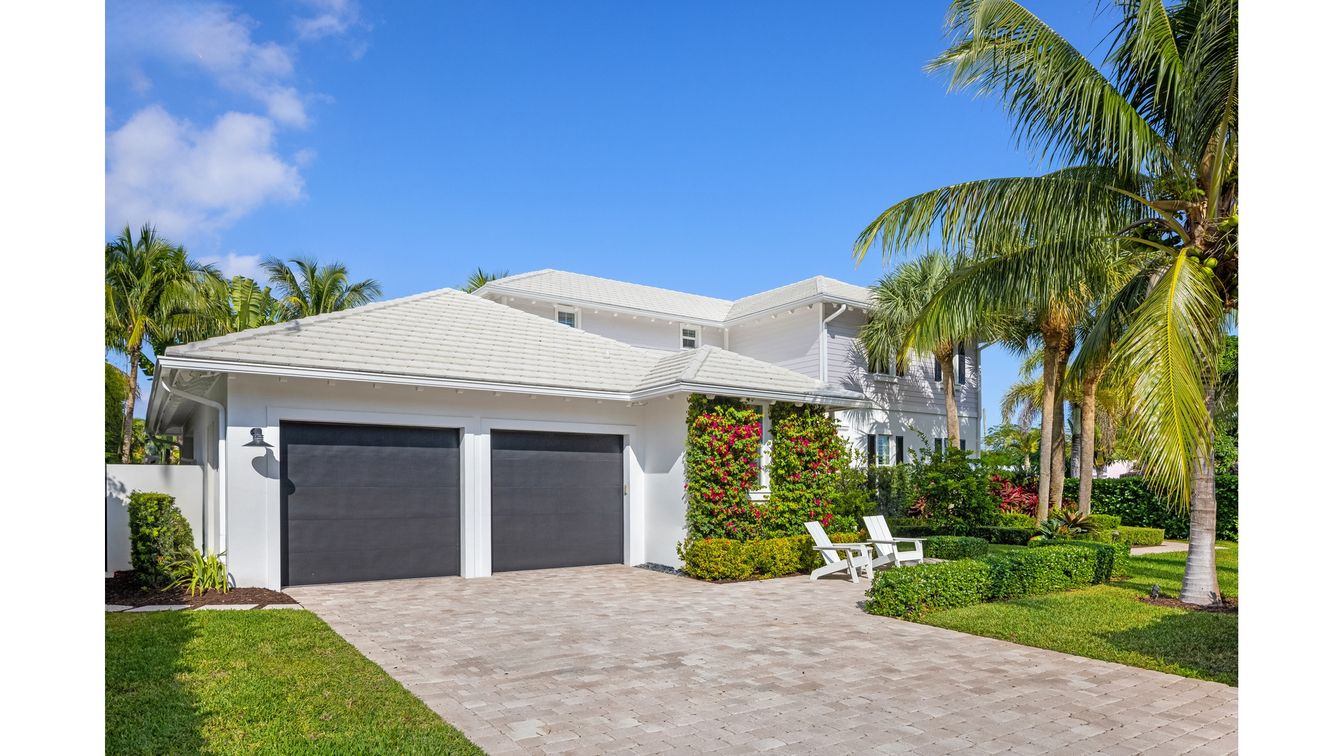 Attached, Exterior, Facade, Modern