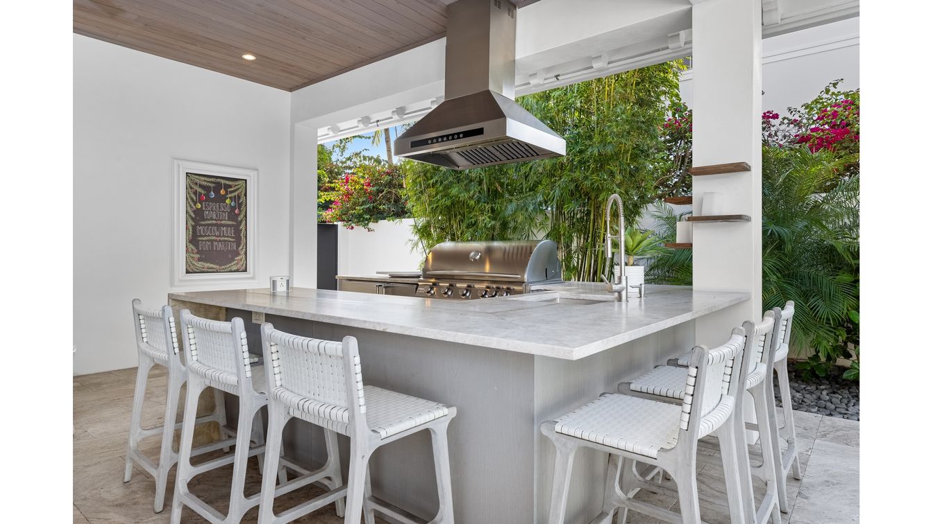 Exterior, Outdoor Kitchen