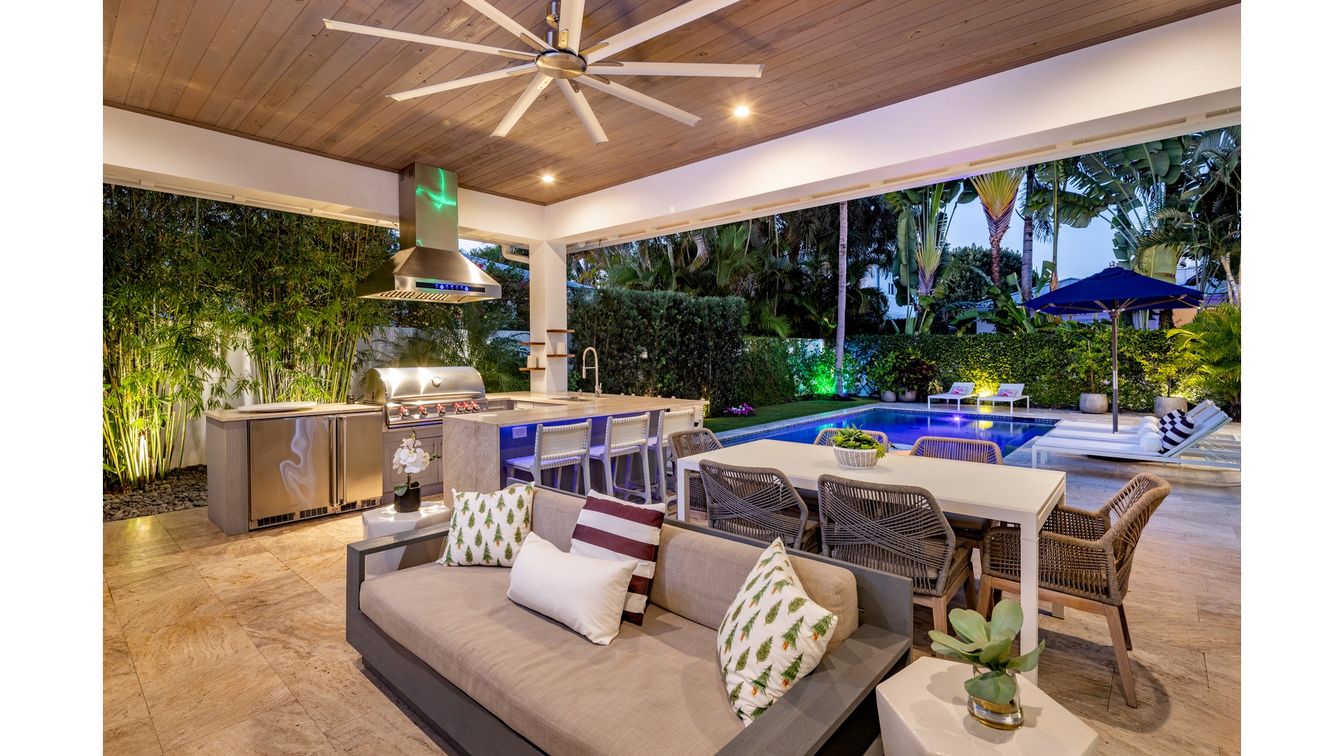 Exterior, Outdoor Kitchen, Pool