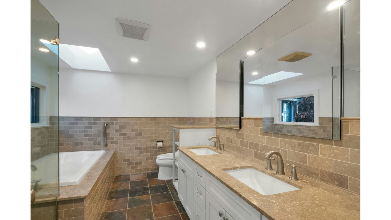 Bathroom, Dual Sink Vanities, Interior, Recessed Lighting