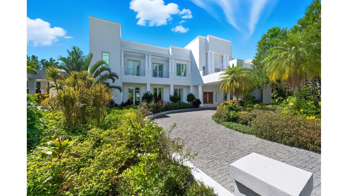 Exterior, Facade, Modern