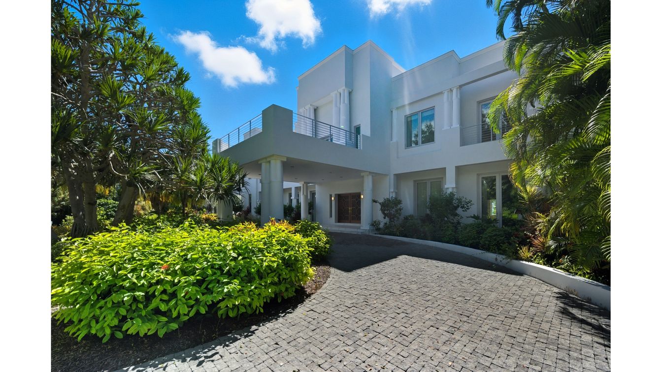 Exterior, Facade, Modern