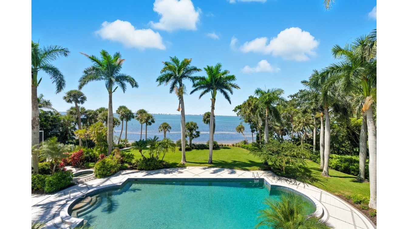 Exterior, Pool, Water