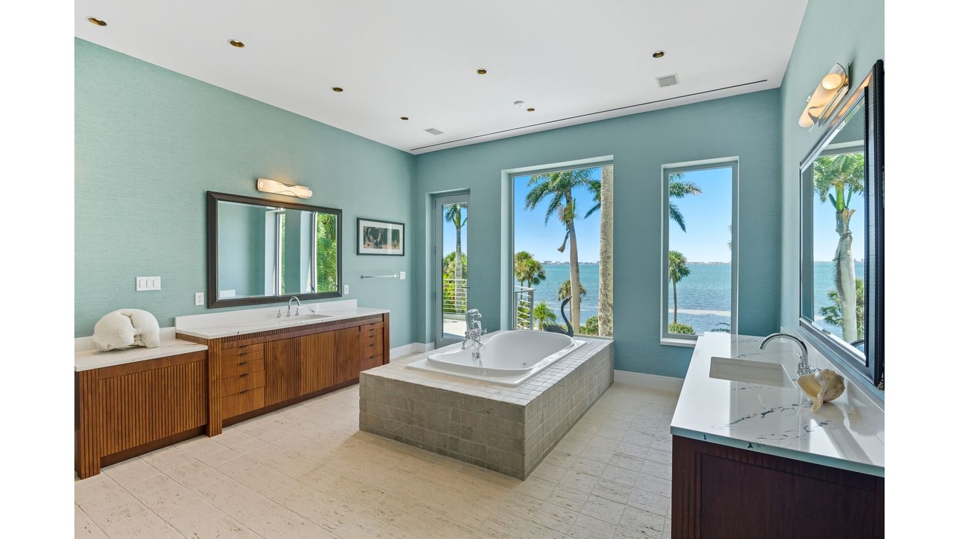 Bathroom, Dual Sink Vanities, Interior, Recessed Lighting, Water
