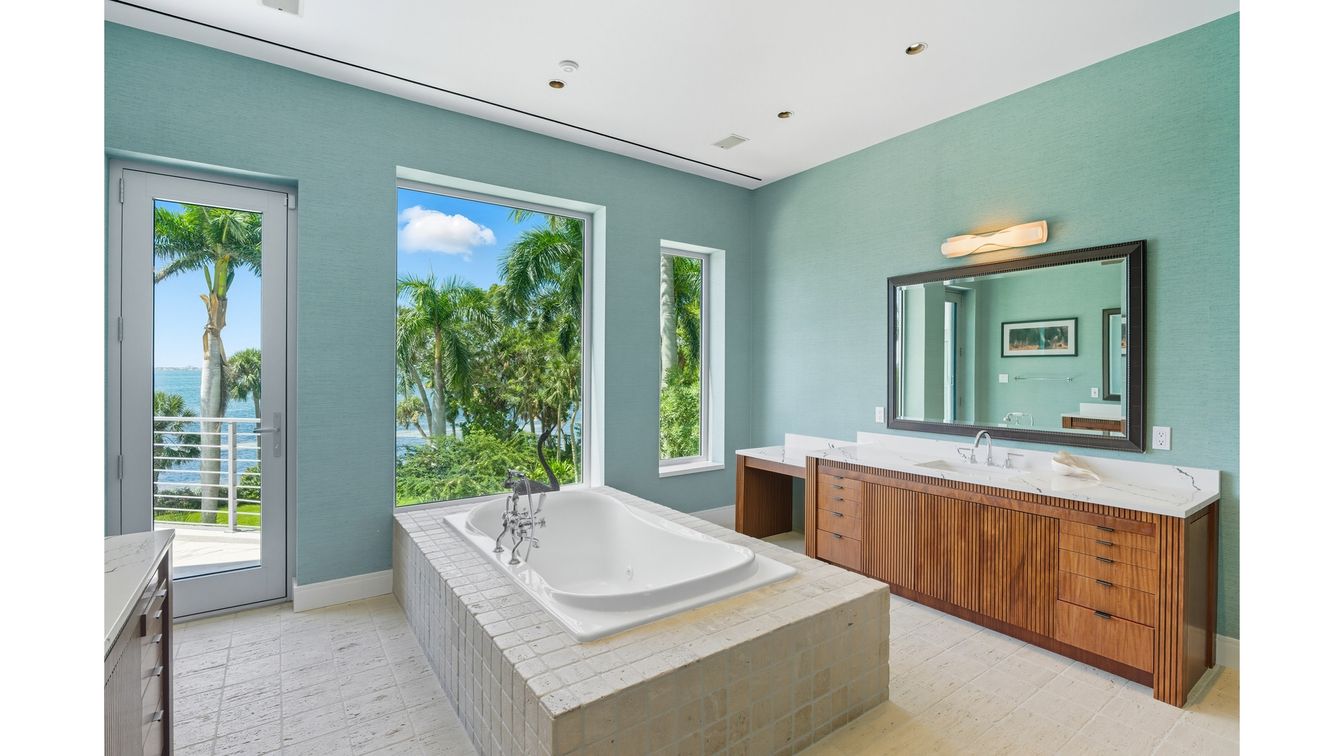 Bathroom, Interior, Recessed Lighting