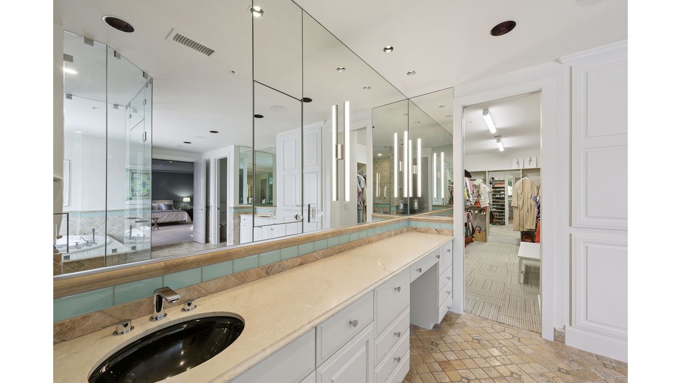 Bathroom, Dual Sink Vanities, Interior, Recessed Lighting